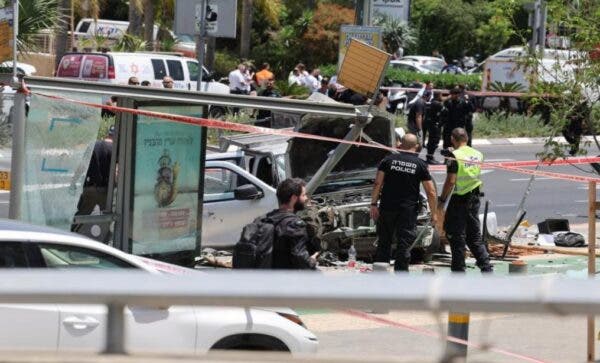 Atentat în Israel! O mașină a intrat în pietoni, apoi șoferul a coborât și a înjunghiat civili. Ce a pățit atacatorul