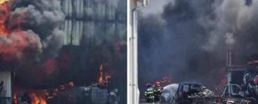 Incendiu de proporții în Caracal! Un tânăr a fost rănit după ce o hală folosită pentru dezmembrări auto a luat foc