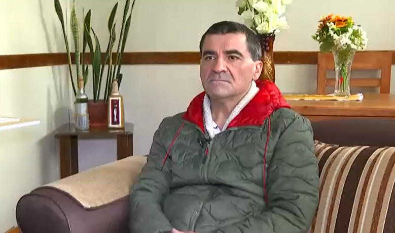 barbat dat afara din casa