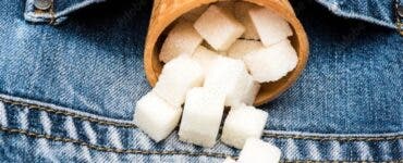 Trucul secret cu zahăr prin care readuci la viață blugii tăi preferați! Doar așa îi păstrezi intacți ani de zile