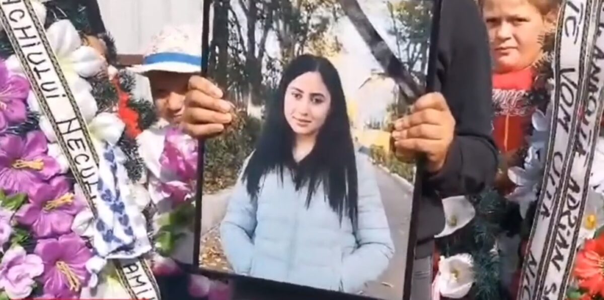 Primele imagini de la înmormântarea Alinei, tânăra ucisă de „cea mai bună prietenă”. Familia, îngenunchiată de durere 26 Alina