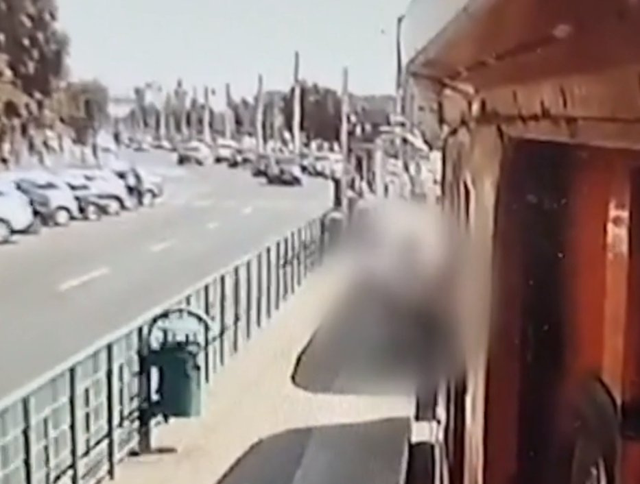 Imagini terifiante cu femeia din Arad care și-a pierdut viața în stația de tramvai. A refuzat să-și părăsească fiica și a pierit sub ochii ei | FOTO 26 femei prinsa sub tramvai