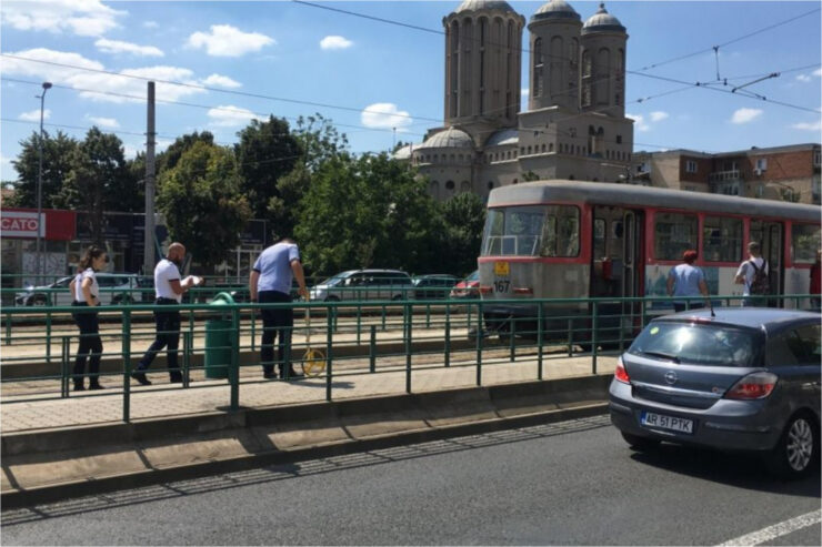 Imagini terifiante cu femeia din Arad care și-a pierdut viața în stația de tramvai. A refuzat să-și părăsească fiica și a pierit sub ochii ei | FOTO 25 femei prinsa sub tramvai