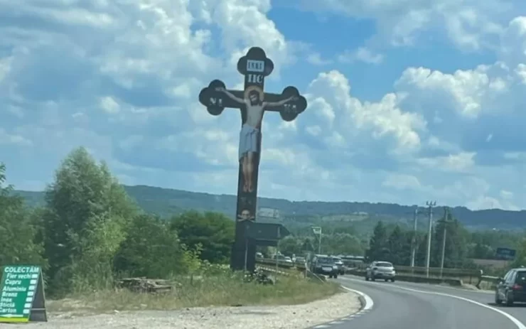 Două cruci imense au apărut în două localități diferite și nimeni nu știe cum. Cine se ascunde în spatele acestui gest 25 cruci imense