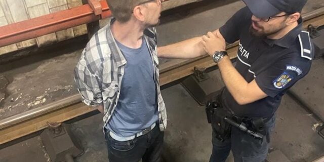 Imagini dramatice cu un bărbat legat cu cătușele de sine. De ce a recurs la un astfel de gest 26 barbat legat cu catuse la metrou