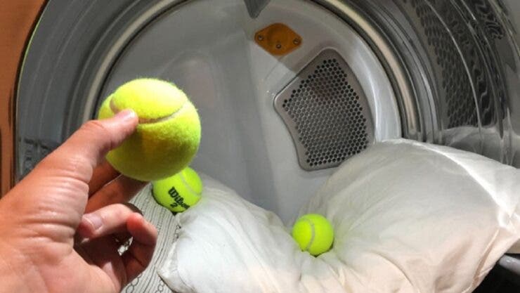 A pus o minge de tenis în mașina de spălat și a descoperit cel mai tare truc! De atunci doar așa spală perdelele, pilotele, prosoapele sau chiar pernele