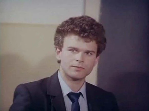 Cum arată și cu ce se ocupă în prezent Șerban din Liceenii. Tudor Petruț a părăsit România și este de nerecunoscut 26 actorul Serban din Liceenii