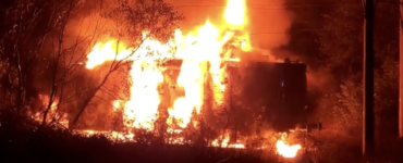 Alertă de explozie la Satu Mare! O locomotivă care tracta numeroase vagoane pline cu țiței a izbucnit în flăcări