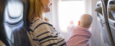 Ce trebuie să faci în avion dacă plânge copilul. Trucul util dezvăluit de un însoțitor de bord