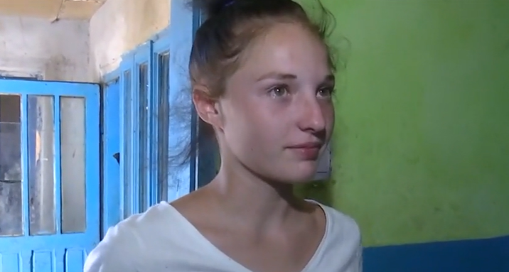 Petronela este singura din cei opt frați care merge la școală. Are doar două caiete și împarte aceeași pereche de adidași cu mama ei: «Dacă eu trebuie să mă duc la școală, mi-i dă înapoi» 25 petronela