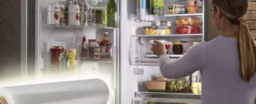 Pune folie alimentară în congelator și vei scăpa de straturile de gheață: Încearcă și tu acest truc