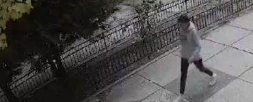 Totul a fost filmat! VIDEO cu momentul în care o femeie s-a aruncat de la etajul 5 al unui bloc din Capitală și a căzut pe o altă persoană. Scene șocante