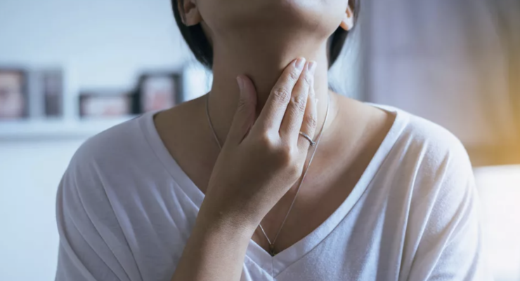 Metode care nu dau greș pentru a scăpa de răgușeală și de infecția în gât