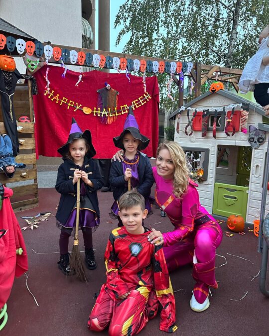 În ce s-a costumat Cristi Borcea de Hallloween. A făcut-o de dragul copiilor. Vezi imagini 26 Famila Borcea de Halloween (2)