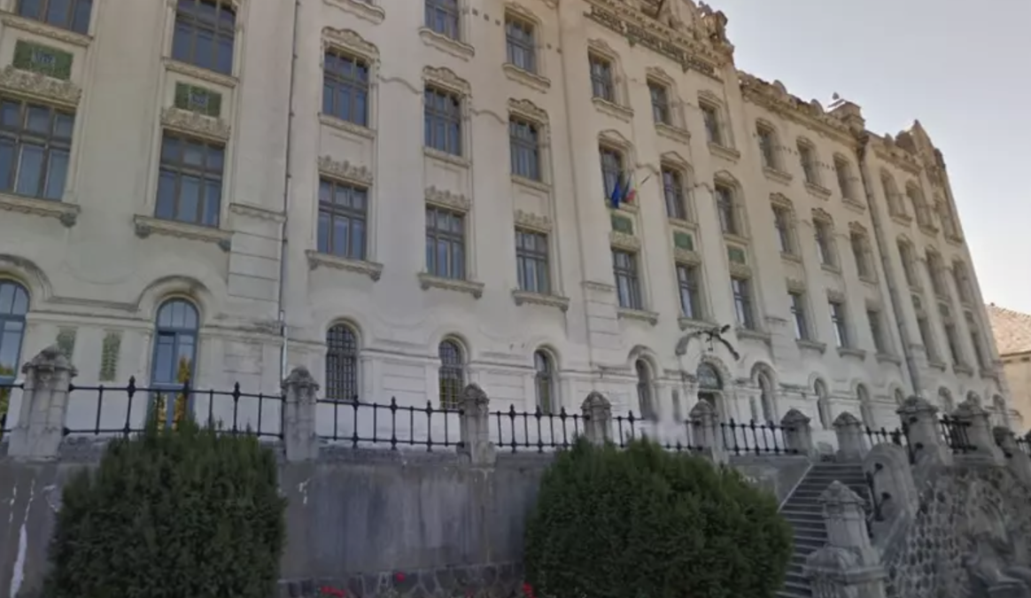 Imagini șocante din Harghita, unde peretele unui internat s-a prăbușit. Patru elevi, scoși pe brațe de sub dărâmături VIDEO 26 Liceul Tamași Aron din Odorheiul Secuiesc