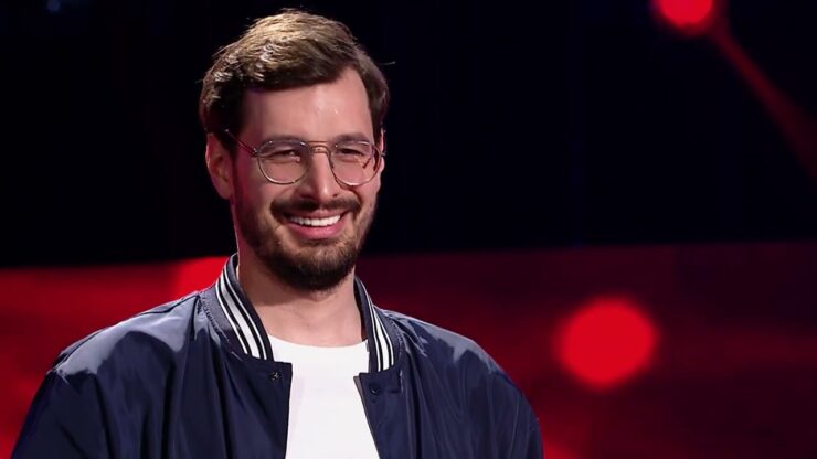 El este Alex Maxim, finalistul lui Smiley de la Vocea României 2023. Are o familie frumoasă, dar puțini știu cine este tatăl său 25 Alex Maxim Smiley Vocea Romaniei