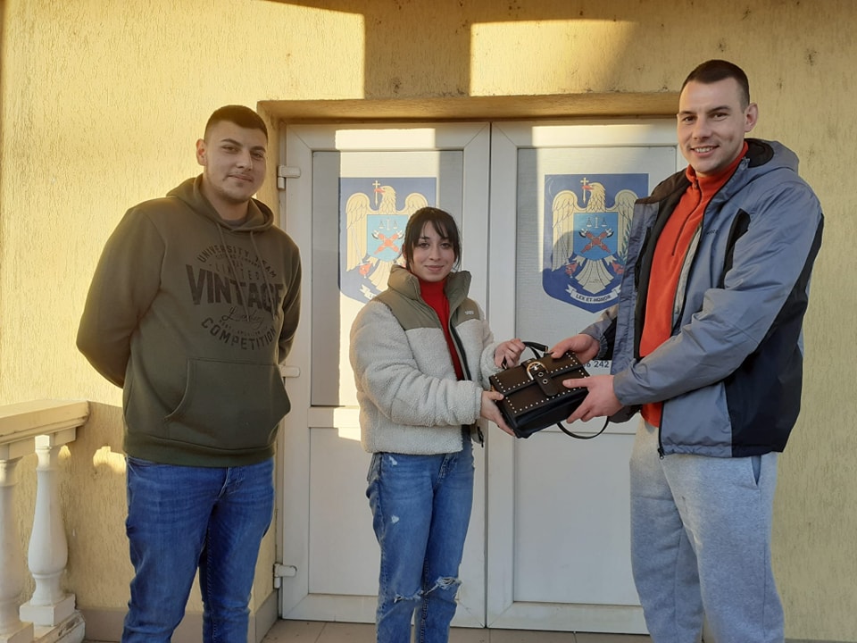 Ce a făcut un taximetrist din Harghita, după ce a găsit o geantă cu bani pe bancheta din spate. Toți au rămas muți de uimire 26 bani in taxi
