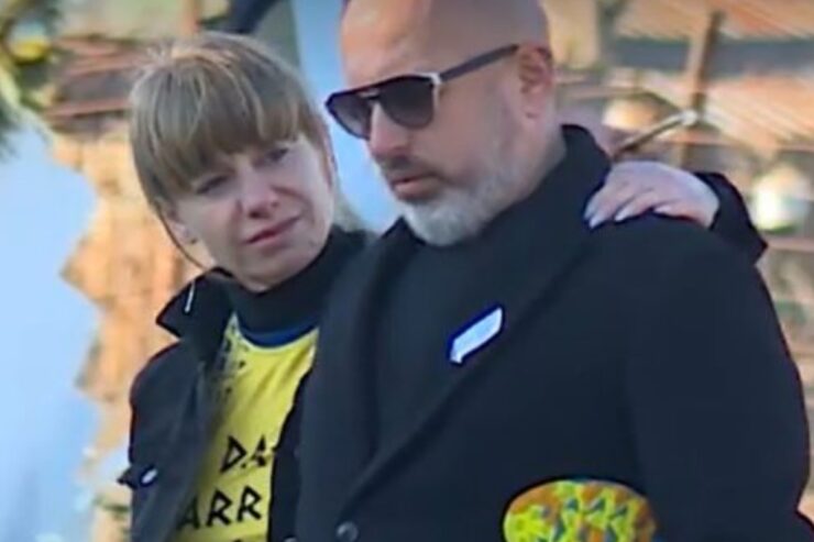 Cornel Dinicu strânge la piept patina fiului său mort.