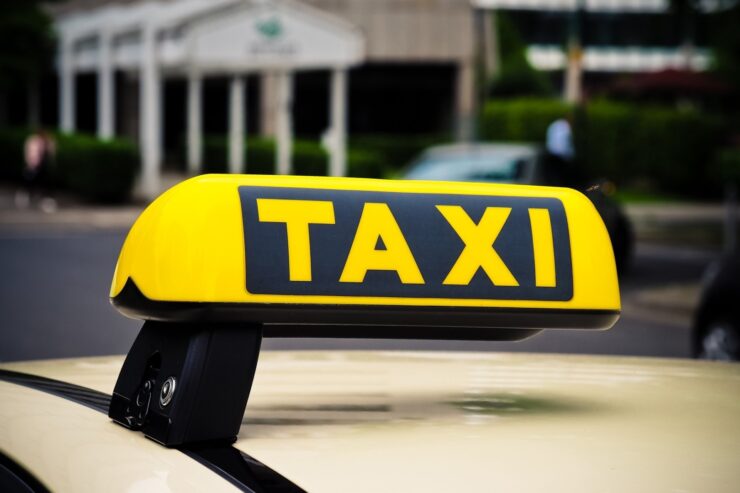 Ce a făcut un taximetrist din Harghita, după ce a găsit o geantă cu bani pe bancheta din spate. Toți au rămas muți de uimire 25 bani in taxi