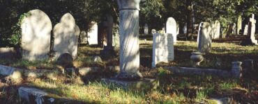 Sute de morminte vor fi relocate dintr-un cimitir extins ilegat în Cluj. Primăria trebuie să facă loc unui bloc de locuințe