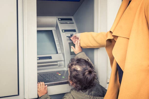 De ce la ce vârstă poate avea un copil cont și card bancar