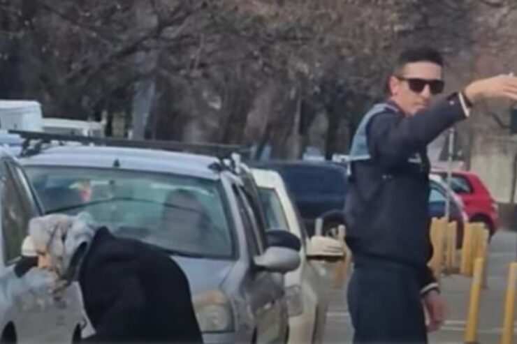 Imaginea care face înconjurul internetului. Un agent rutier a întrerupt examenul auto pentru a ajuta o bătrână să treacă strada 25 Un polițist din Ploiești a ajutat o bătrână să treacă strada.