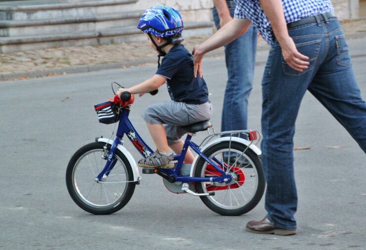 Moarte cumplită pentru un copil de 11 ani. A decedat în timp ce își umfla roata de la bicicletă 25 Un copil, de 11 ani, a murit când își umfla roata de la bicicletă.