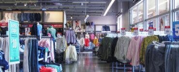 Haine și încălțăminte la doar 1 leu în mall-urile din România,