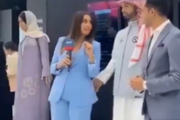 Un moment viral a captivat atenția lumii! Primul robot saudit care arată ca un bărbat atinge fundul unei reportere. Compania se apără: Muhammad e „autonom"