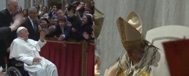 Papa Francisc a apărut în scaun cu rotile.