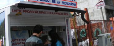 Afișul amuzant din fața unui dozator de lapte.