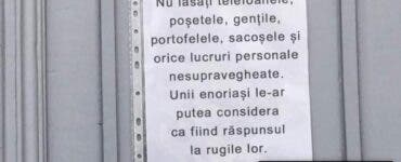 Afișul amuzant de pe ușa unei biserici.