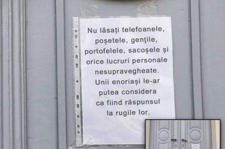 Afișul amuzant de pe ușa unei biserici.