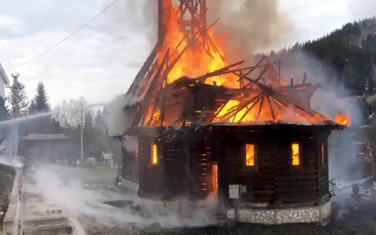 O biserică veche de 300 de ani din Râmnicul Vâlcea a luat foc. Monumentul istoric a fost făcut scrum 25 biserica in flacari