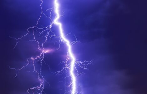 Cod roșu de furtuni și grindină în România. ANM extinde avertizările, vântul depășește 90 km/h în mai multe județe 25 Furtuna electrica