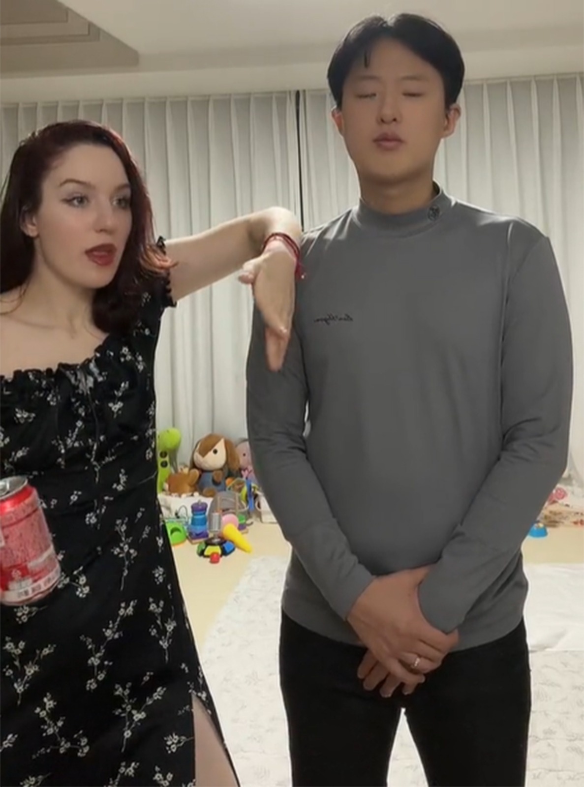 Imagini de senzație pe TikTok! Alina Park și-a învățat iubitul asiatic să cânte manelele lui Nicolae Guță 26 Alina Park