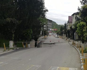 O strada s-a surpat în Slanic Prahova. Sursă foto: Antena 3