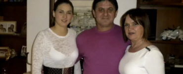 Alexandra Lăcătuș împreună cu părinții săi adoptivi. Foto: Facebook