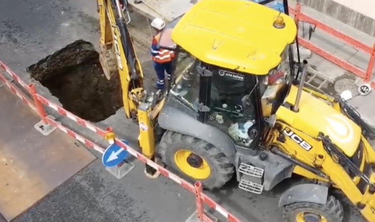 Primele imagini cu craterul apărut în zona Gării de Nord a Capitalei care a dat traficul peste cap. Din ce cauză s-a surpat asfaltul pe strada Witting