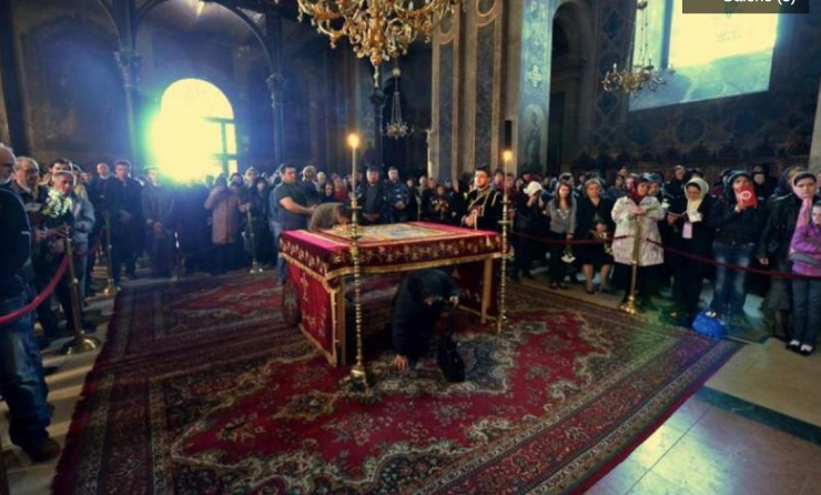 Se trece pe sub masă în Vinerea Mare. Sursă foto: Observatornews.ro