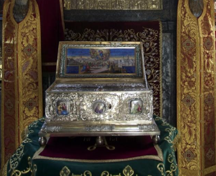 Brâul Maicii Domnului, așezat la biserica Sfântul Ilie-Ghencea din București. Credincioșii vin în număr cât mai mare pentru a se ruga 25 Brâul Maicii Domnului, așezat la biserica Sfântul Ilie-Ghencea din București. Sursă foto: doxologia.ro