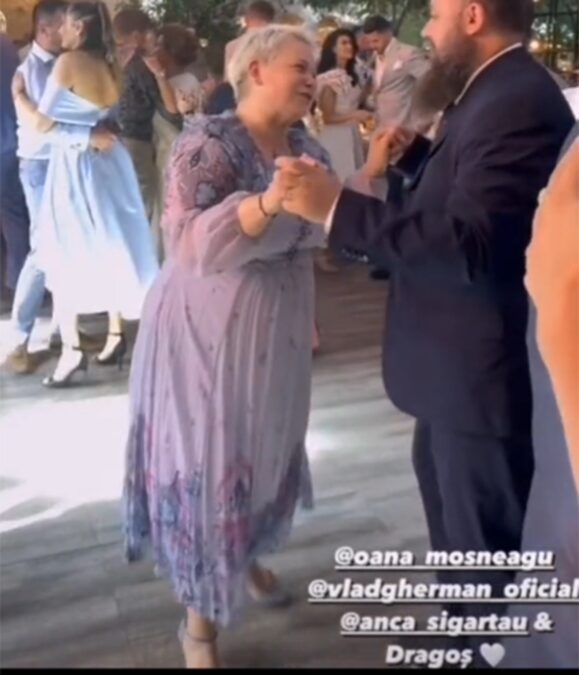 Anca Sigartău, apariție surprinzătoare. Cum s-a îmbrăcat nașa la nunta lui Vlad Gherman 26 Anca Sigartău, apariție uluitoare la nunta Oanei și a lui Vlad Gherman. Sursă foto: Tik Tok