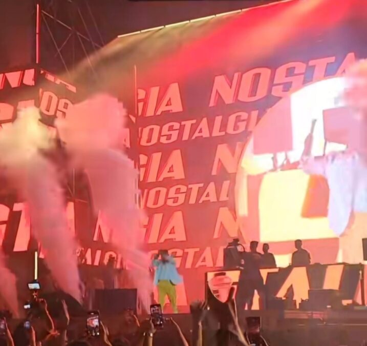 Adrian Minune a făcut furori aseară la Nostalgia, unul dintre cele mai iubite festivaluri din București. Fanii au cântat cot la cot cu artistul 26 adrian minune