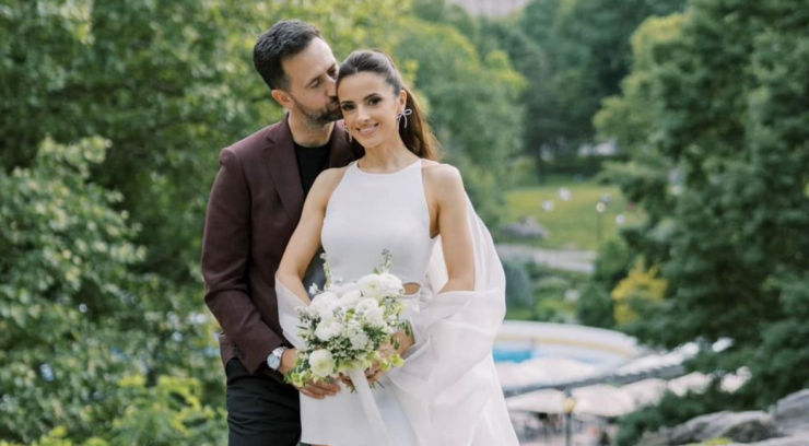 Ce surpriză imensă i-a pregătit iubitul Ramonei Păun la New York. Vedeta Pro TV s-a căsătorit în SUA cu nepotul lui George Mihăiță 25 Ramona Păun și iubitul ei Cosmin Mihăiță s-au căsătorit. Sursă foto: Social Media