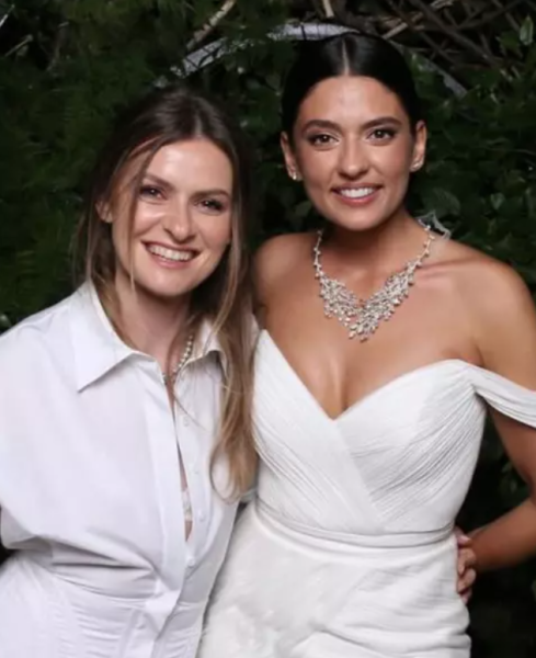 Reacția Oanei Roman când a văzut că Ioana Blaj s-a îmbrăcat în alb la nunta Oanei Moșneagu. Sursă foto: Instagram