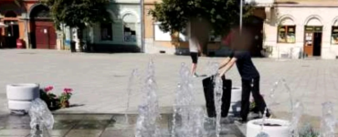 O femeie și-a spălat covoarele în fântâna arteziană recent inaugurată. Sursă foto: Poliția Locala