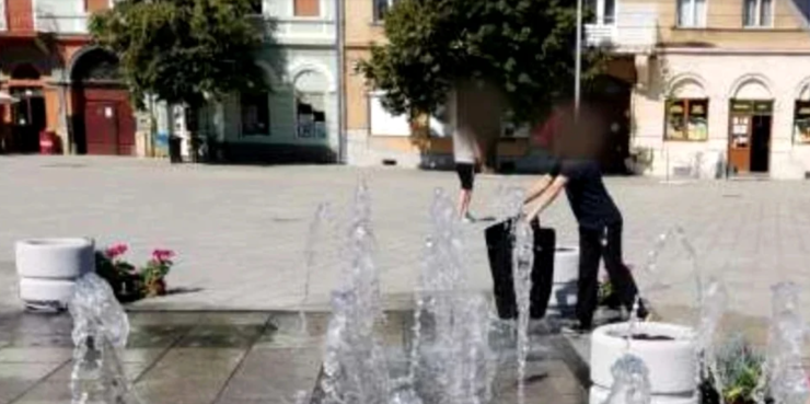 O femeie și-a spălat covoarele în fântâna arteziană recent inaugurată. Sursă foto: Poliția Locala