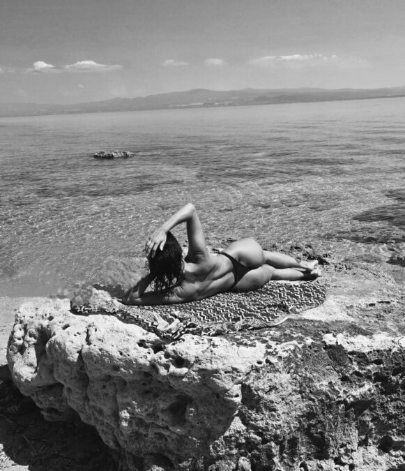 Inna a înnebunit internetul cu pozele din vacanță. Artista s-a pozat topless și a postat totul pe rețelele de socializare 26 deliric