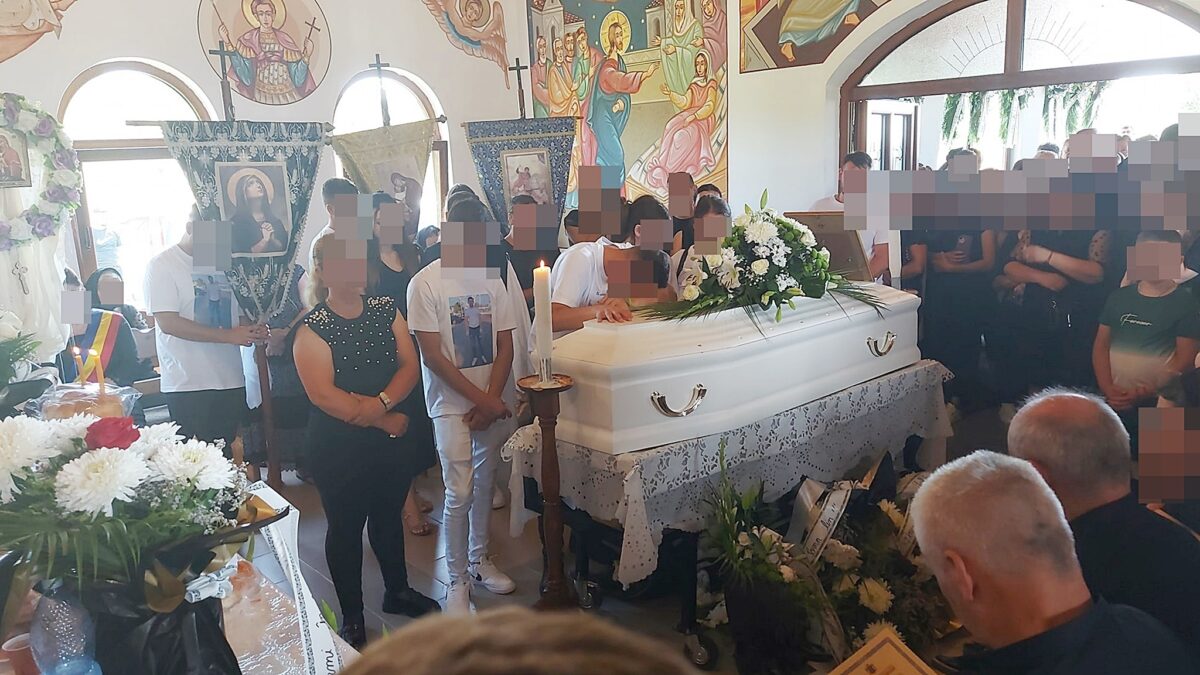Tânărul răpus de viitura din Italia, Cristian Molnar, condus pe ultimul drum de familie și apropiați. Gestul unic făcut în timpul înmormântării, adus ca un ultim omagiu 26 Cristian Molnar