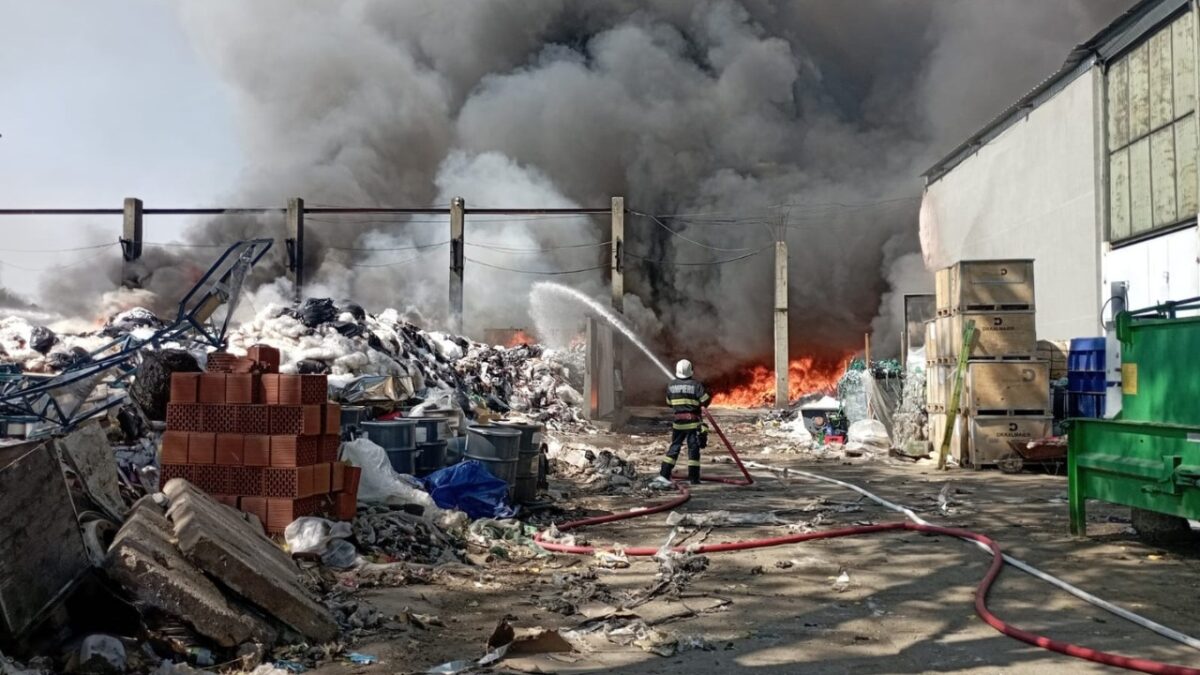 S-a dat alarma în Satu Mare! Pompierii din 3 județe încearcă să stingă un incendiu major care a făcut deja 4 victime 26 incedniu popieri raniti